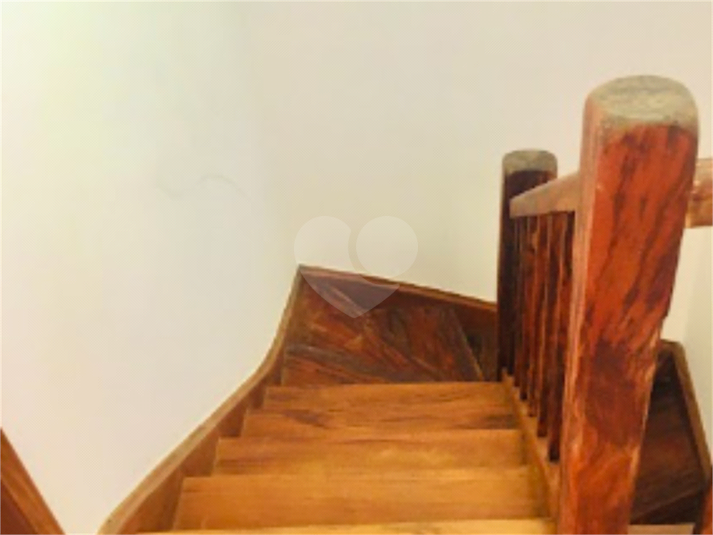 ACESSO AO ANDAR 1 
SALÃO;             3 SALAS ;1 BANHEIRO