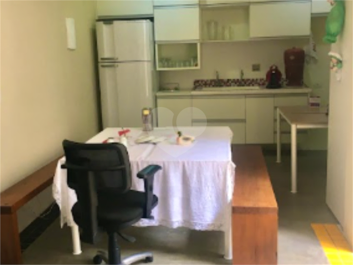 TÉRREO
COZINHA; 3 SALAS;
 1 BANHEIRO