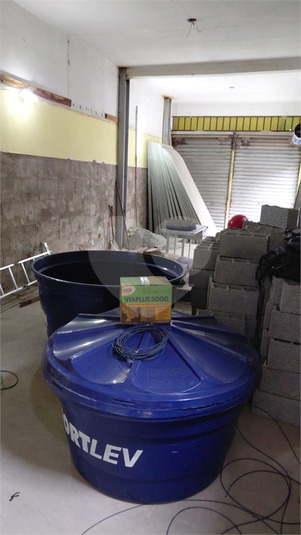 Salão em reforma para locação, será entregue pronto para o seu comércio.