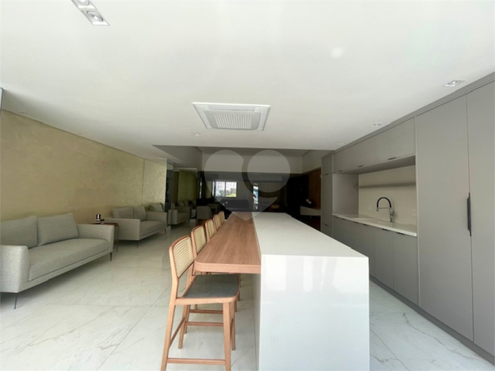 Salão de festas amplo com cozinha de apoio