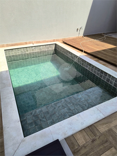 PISCINA COM CASCATA E ILUMINAÇÃO DE LED