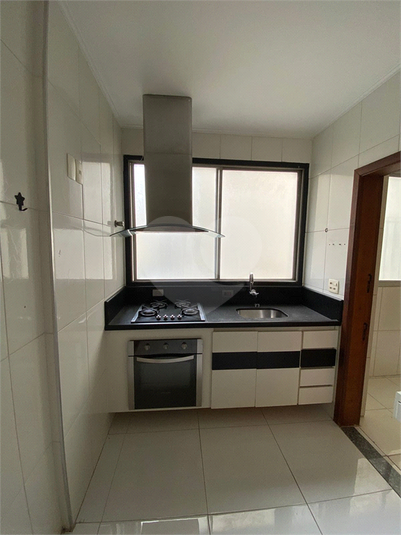 Cozinha repleta de armários 