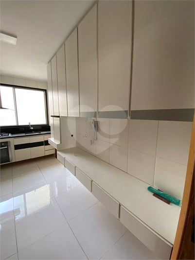 Cozinha repleta de armários 