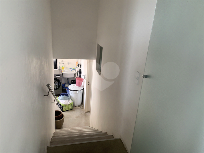 2. acesso pela cozinha ao piso intermediario para a area de serviço