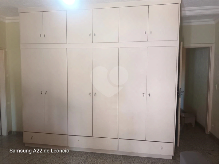 Aramario do quarto com suite