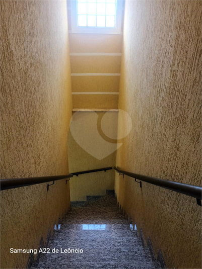 Escada que da acesso a sala