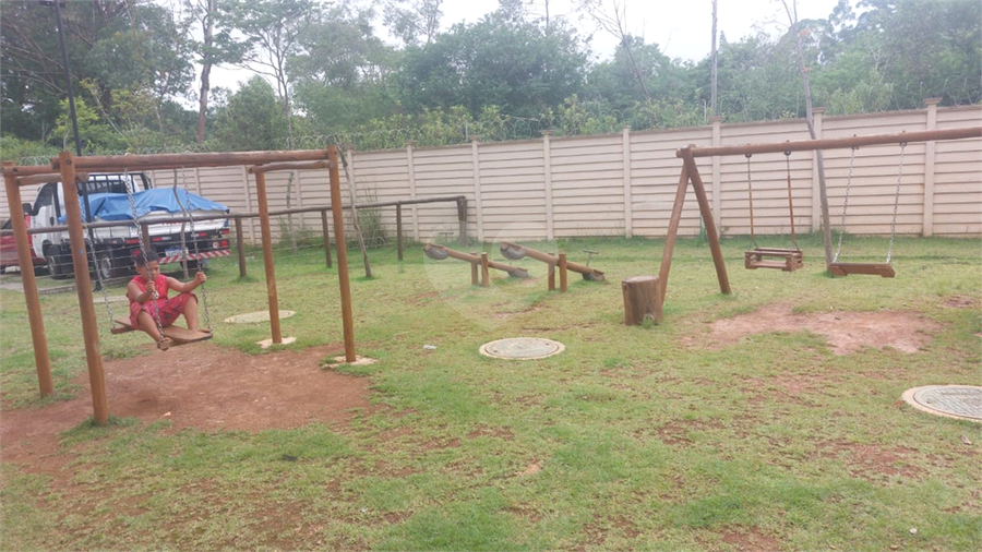 Playground com cadeira de balanço, gangorra e muito mais 
