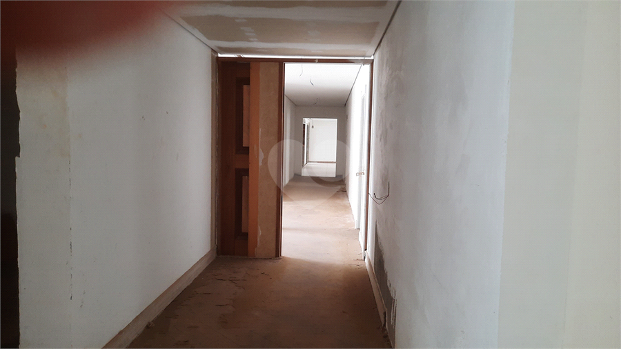 Amplos corredores de circulação.