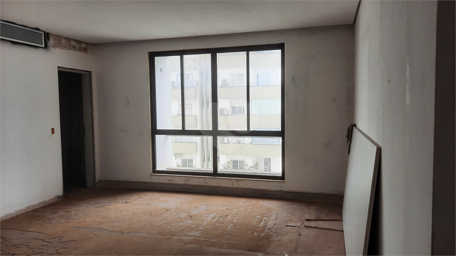 Janelões do piso ao teto.