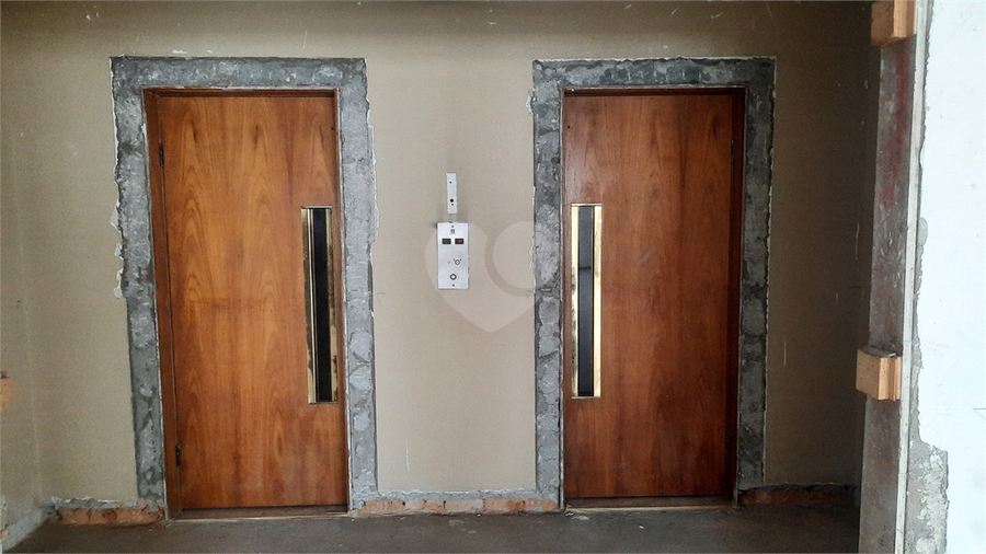 Dois elevadores sociais.