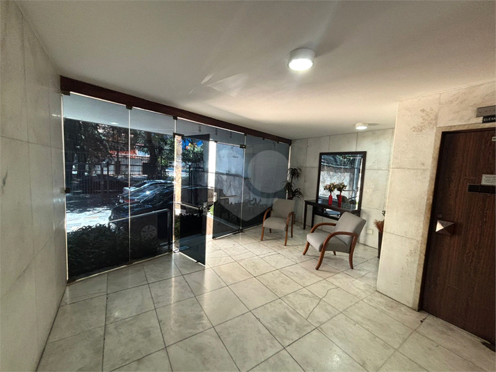 Entrada social do prédio