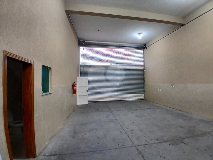 vão livre de 300m² com pé direito de 9mts