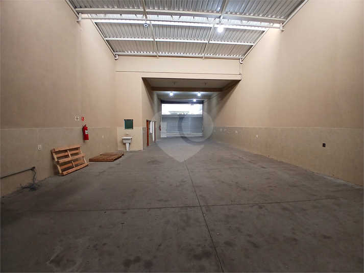 vão livre de 300m² com pé direito de 9mts