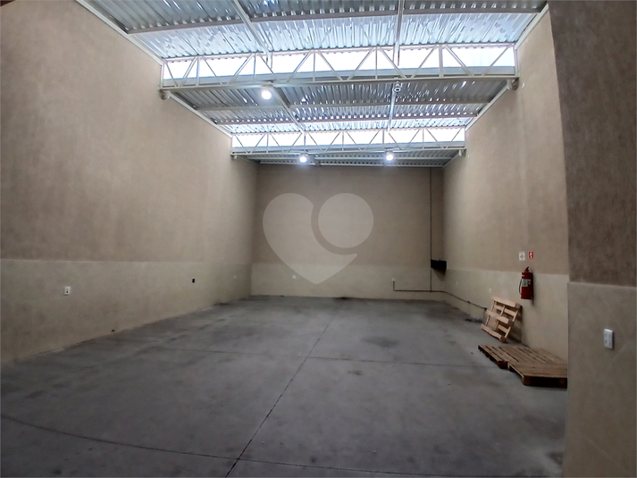 vão livre 300m² com pé direito de 9mts