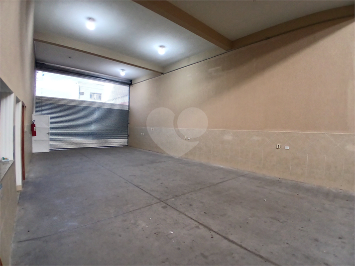 vão livre de 300m² com pé direito de 9mts