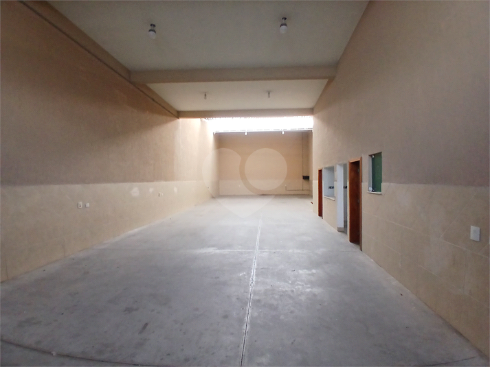 Galpão 300m² com um pé direito de 9mts.