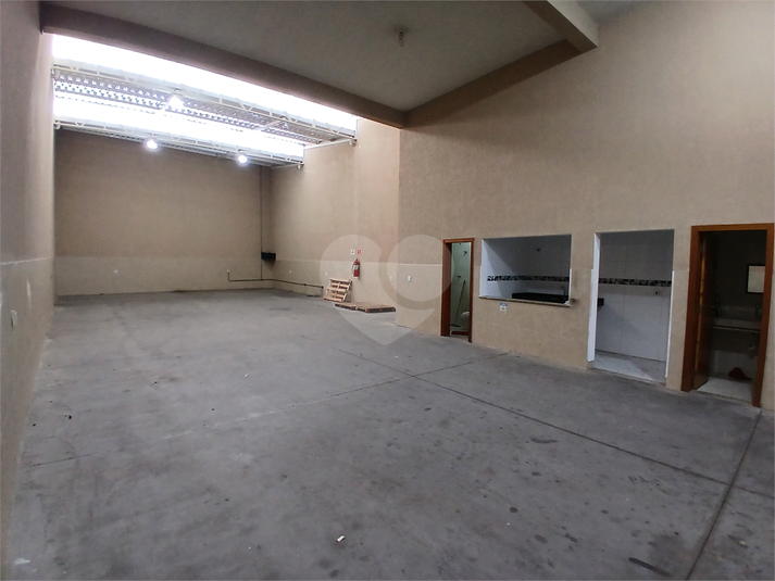 vão livre de 300m² com pé direito de 9mts