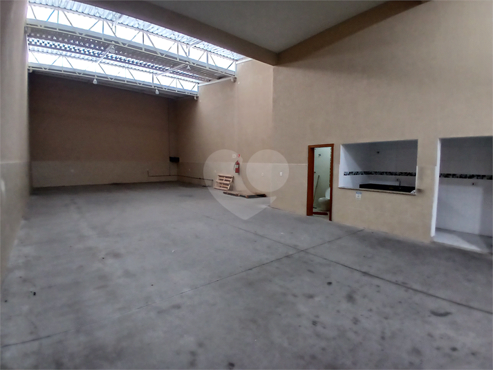 vão livre de 300m² com pé direito de 9mts