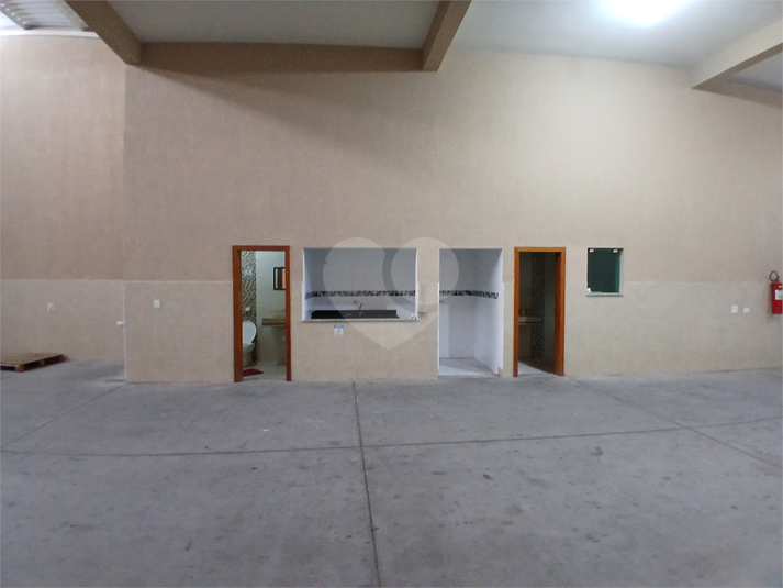 2 banheiros e cozinha do piso inferior