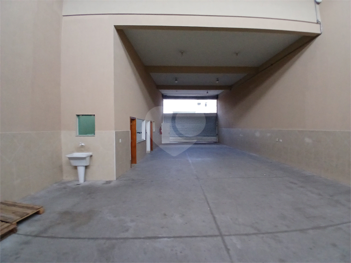 vão livre de 300m² com pé direito de 9mts