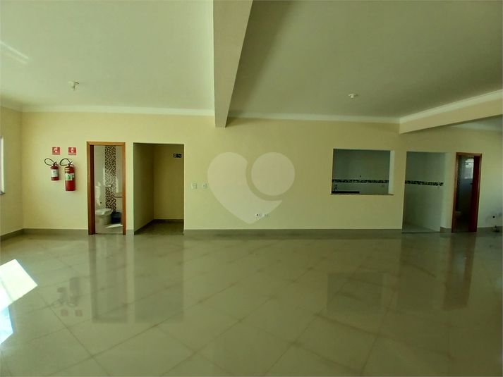 2 banheiros e cozinha do piso superior