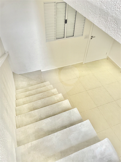 Escada de acesso Sala e Quartos