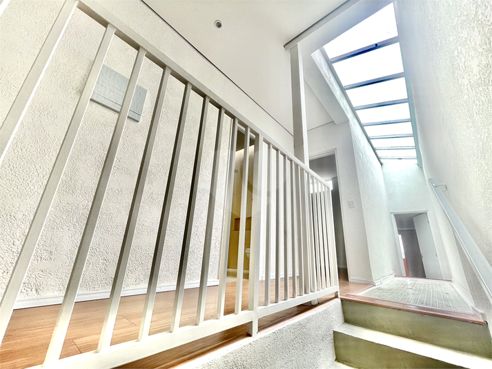 Andar superior iluminado com Claraboia