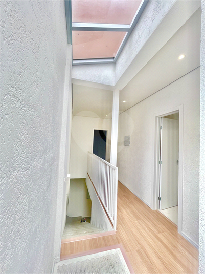 Corredor com claraboia