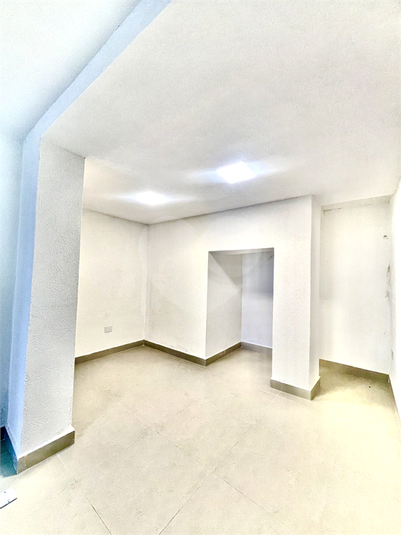 Espaço com banheiro