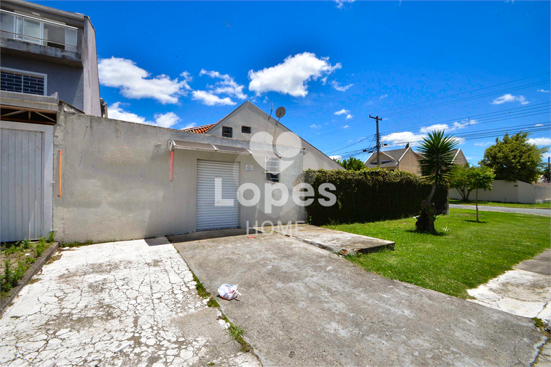 Loja comercial com entrada independente da casa, mas pode ser usada como salão de festas.