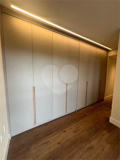 parede dorm com armários