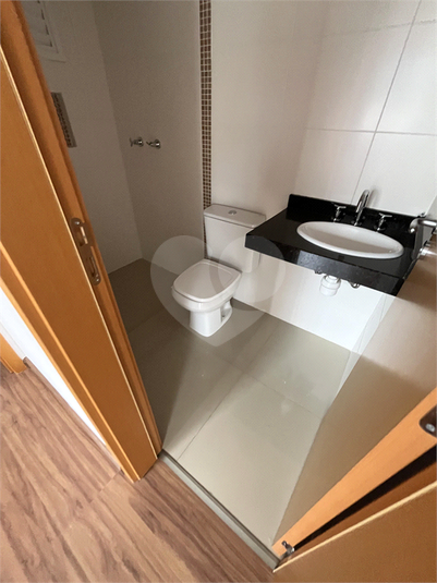 Lavabo e Banheiro Comum