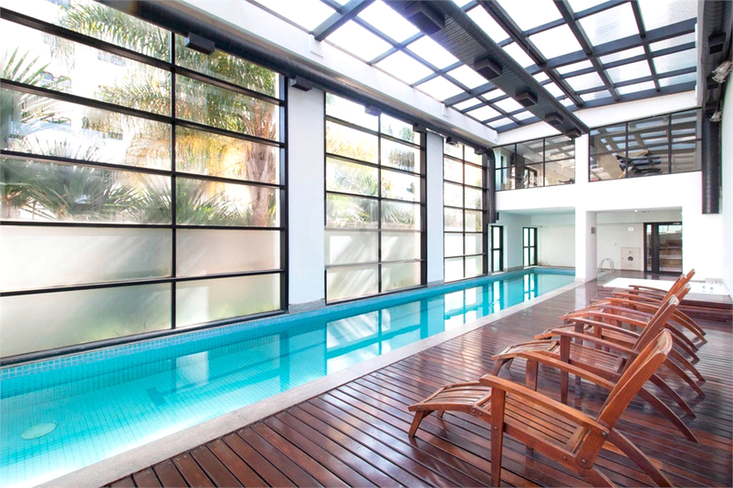 Piscina coberta e aquecida