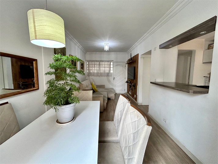 A mesa e as cadeiras podem ficar, caso o comprador queira