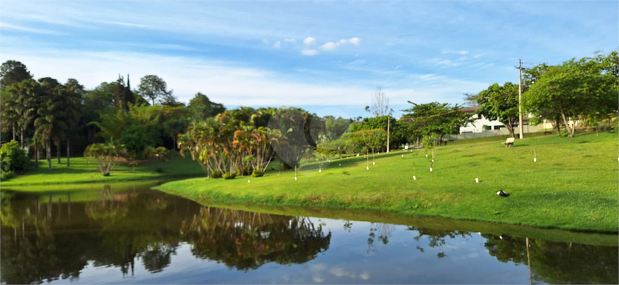 vista de umas das rua principais do condomínio .