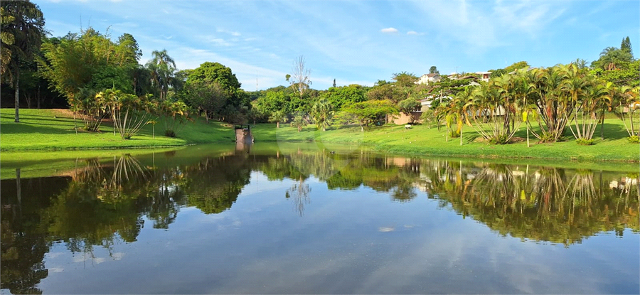 vista de umas das rua principais do condomínio .