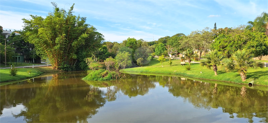 vista de umas das rua principais do condomínio .