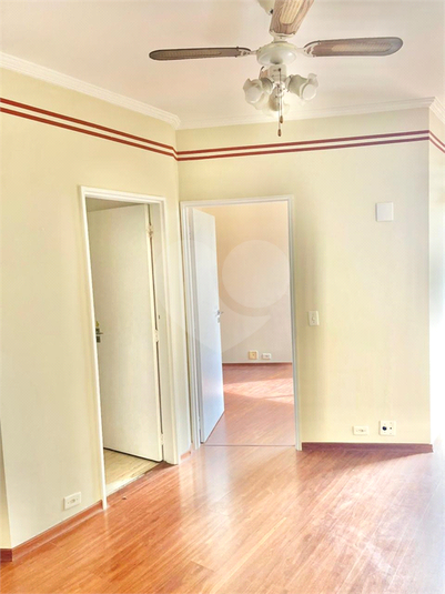 Vista da porta do banheiro e quarto