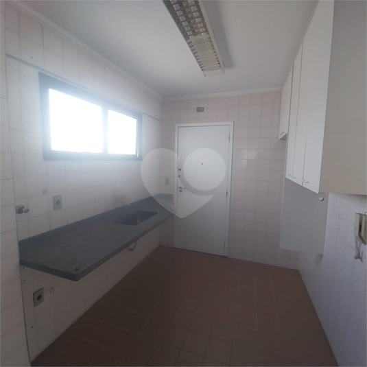 cozinha com armários 