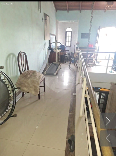 mesanino em volta da sala pé direito duplo