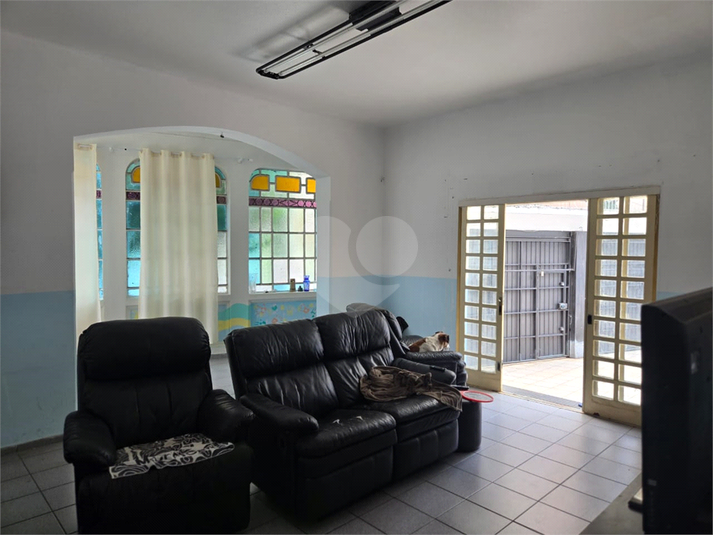 sala de estar com acesso pelo pátio e pelo hall social