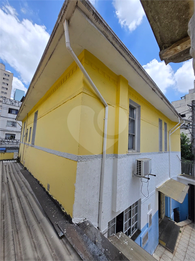 detalhe da área externa coberta (estacionamento) e do pátio interno integrado ao sobrado e edícula