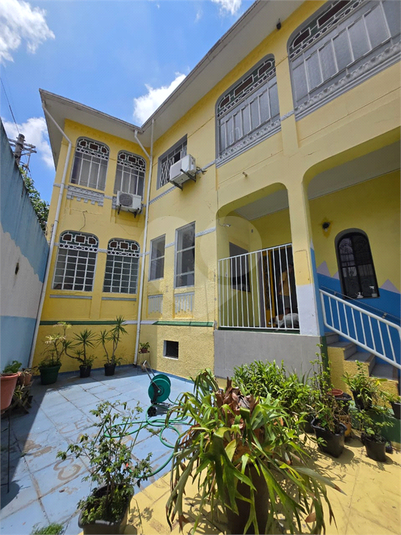 vista ampla do quintal social e fachadas do sobrado