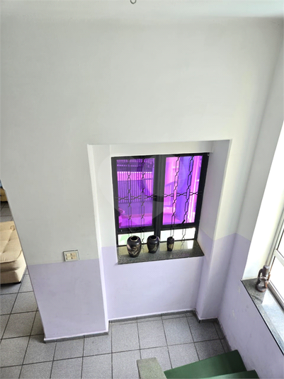 inicio da escada no hall térreo