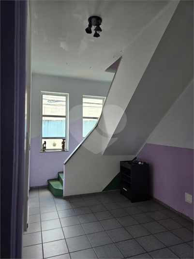 hall social com acesso às salas do living, lavabo, cozinha, Jantar, no térreo e escada de acesso ao superior