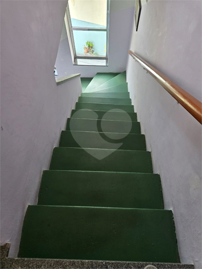 escada acesso aos quartos no superior