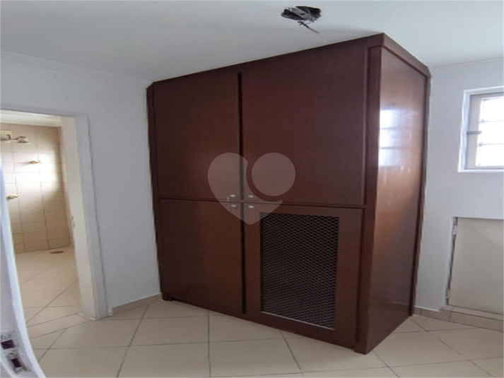 Vestiário com 2 banheiros