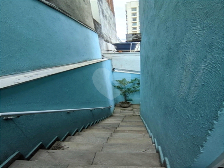 Escada da entrada lateral