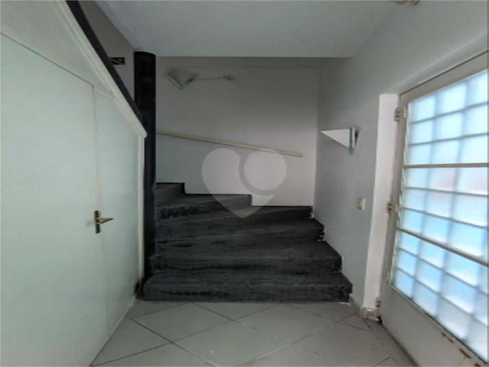 Escada para o vestiário e cozinha