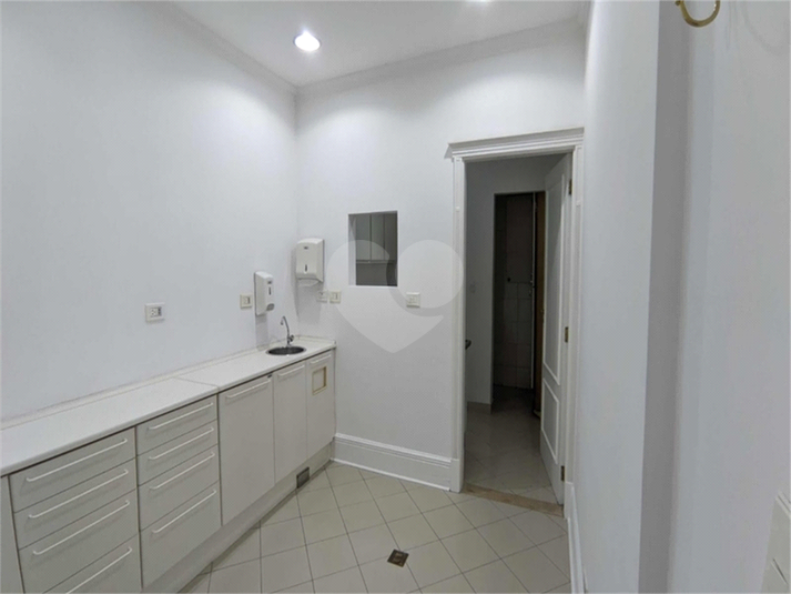 Sala com copa e banheiro